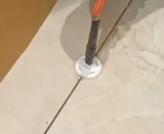 防城港瓷砖空鼓维修公司专业解答瓷砖在铺贴过程中，如果没有涂抹均匀到位的粘结材料（如水泥砂浆或瓷砖胶），可能会导致以下问题
